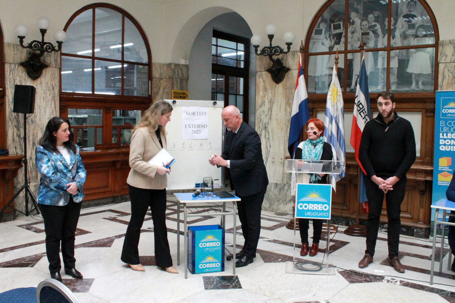 Integrantes del Área Gestión del Capital Humano y División Jurídica de Correo Uruguayo sortean de forma manual el sorteo del número 