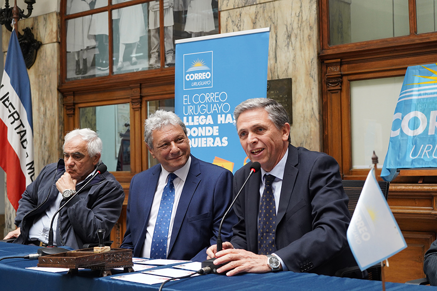 Presidente de Correo Uruguayo haciendo uso de la palabra