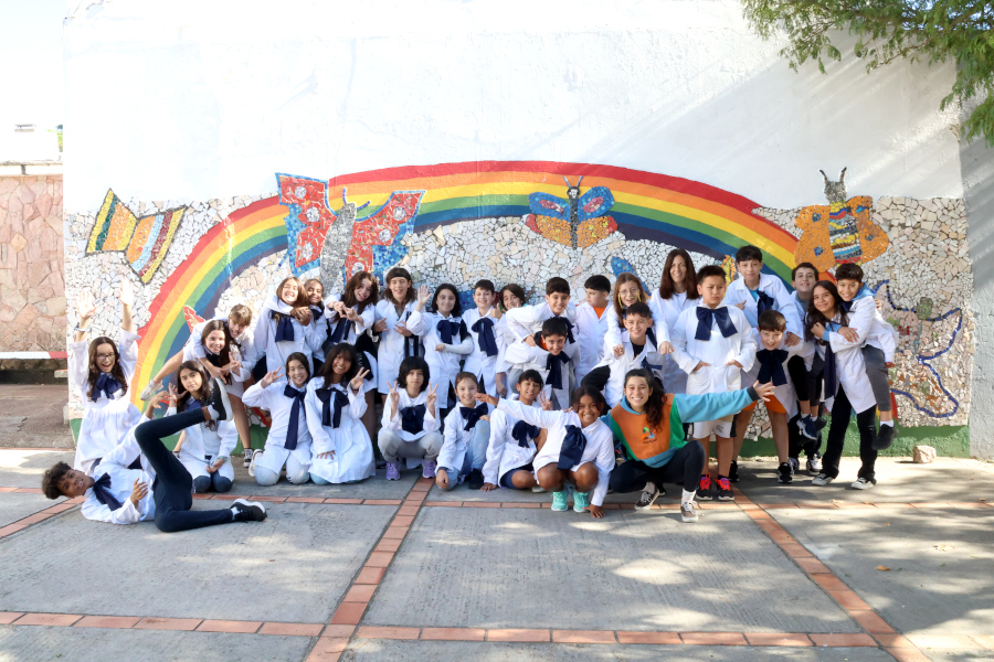 Escolares junto a representantes de Repapel